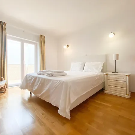 House D Ana לאגוּ‏ש